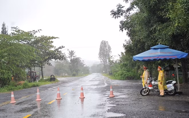 Lực lượng CSGT chốt chặn trên tuyến QL26 để hướng dẫn giao thông