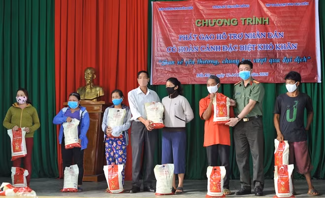 Đại diện Công an Đắk Nông và Đắk Lắk trao quà cho người dân