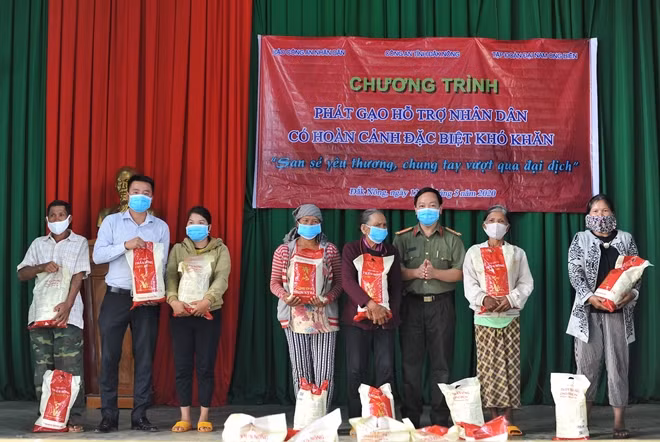 Đại diện Báo CAND và Công ty CP Đại Nam Ong Biển trao quà cho người nghèo tại xã Trường Xuân, huyện Đắk Song, tỉnh Đắk Nông