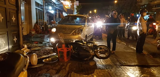 Chiếc ô tô bị xe ben đẩy bay vào vỉa hè