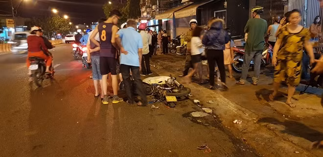Nhiều phương tiện bị cán nát bét
