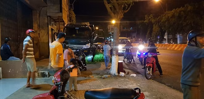 Nhiều người dân hoảng loạn bỏ chạy khi xảy ra vụ tai nạn