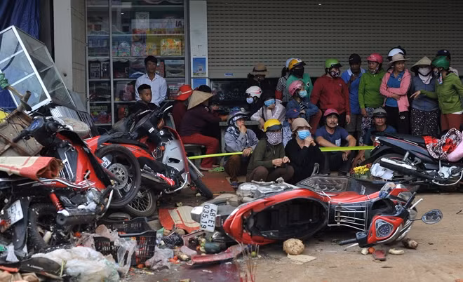 Người nhà các nạn nhân đau buồn trước vụ tai nạn kinh hoàng