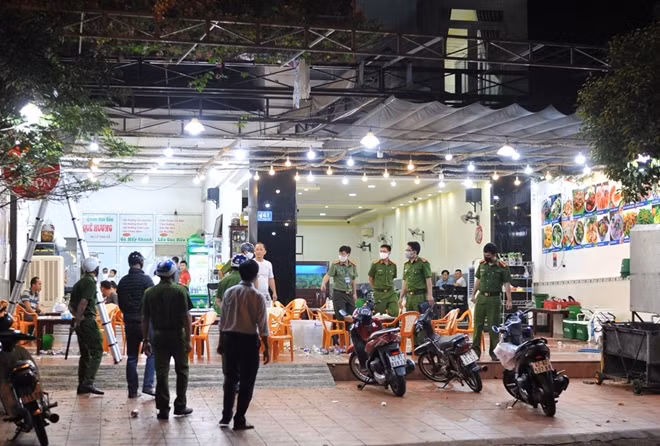 Lực lượng Công an TP Buôn Ma Thuột tuyên truyền, nhắc nhở một chủ nhà hàng về công tác phòng, chống dịch