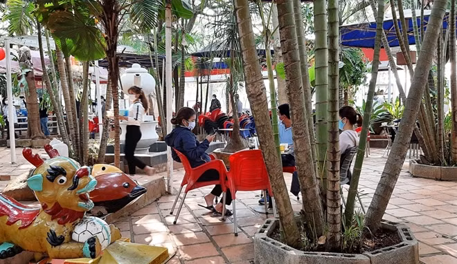 Nhiều quán cà phê vẫn mở cửa đón khách vào sáng 1/4
