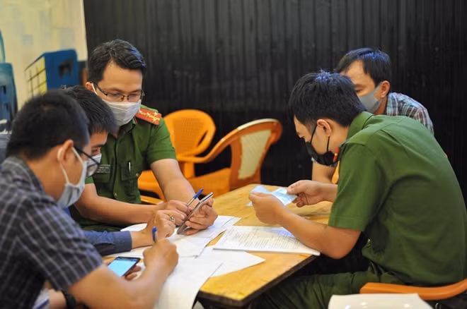 Lực lượng Công an TP Buôn Ma Thuột tiến hành xử lý một chủ quán nhậu không chấp hành nghiêm chủ trương trên địa bàn