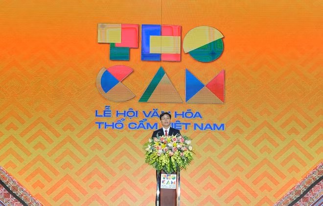 Chủ tịch UBND tỉnh Nguyễn Đình Trung phát biểu khai mạc tại buổi lễ