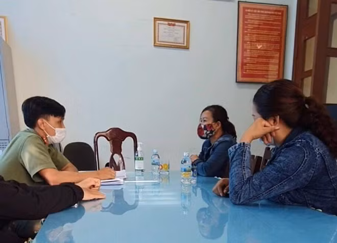 Công an làm việc với bà H. và N. vào ngày 3/8