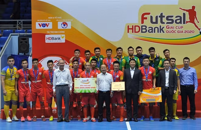 Ban tổ chức trao giải Nhì cho đội Sanvinest Sannatech Khánh Hòa