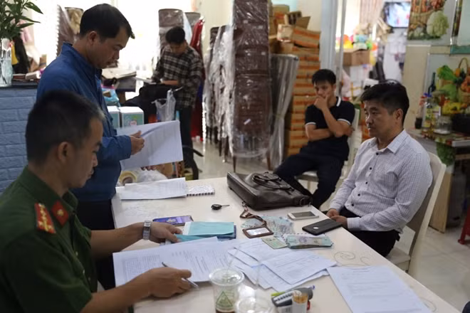 Cơ quan điều tra tiến hành khám xét, lập biên bản quả tang Nghĩa nhận tiền