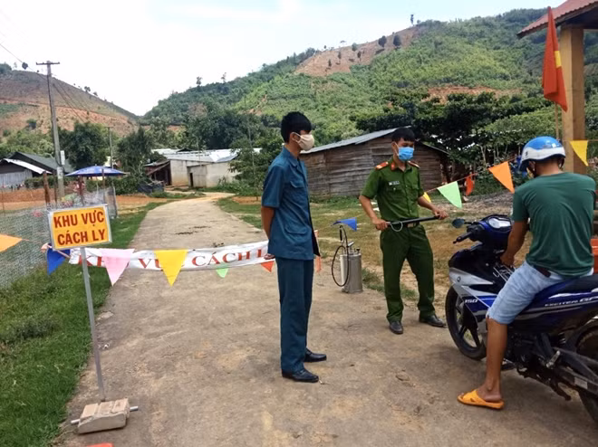 Lực lượng Công an xã, Dân quân xã chốt chặt, kiểm soát tại các cửa ngõ ra vào của 2 cụm dân cư có người bị nhiễm bệnh