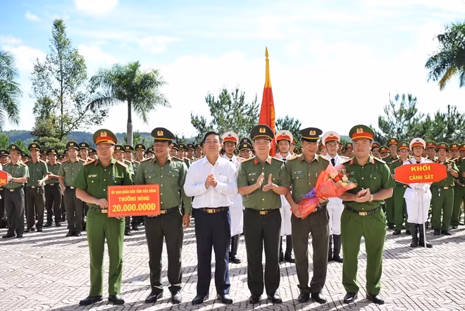 Chủ tịch UBND tỉnh trao thưởng nóng cho Công an tỉnh Đắk Nông vì có thành tích xuất sắc khám phá, bắt giữ 2 đối tượng vận chuyển, mua bán 10 bánh heroin
