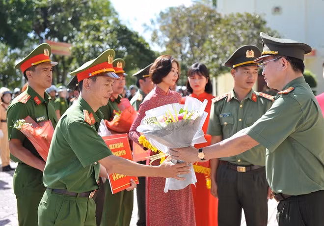 Đại tá Hồ Văn Mười, Giám đốc Công an tỉnh trao thưởng nóng cho các đơn vị nghiệp vụ tham gia vụ án bắt giữ 10 bánh heroin