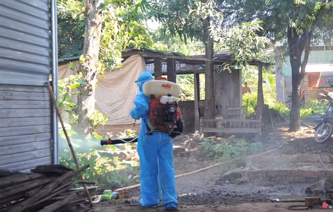 Nhân viên y tế tiến hành phun khử khuẩn toàn bộ nhà các gia đình trong thôn
