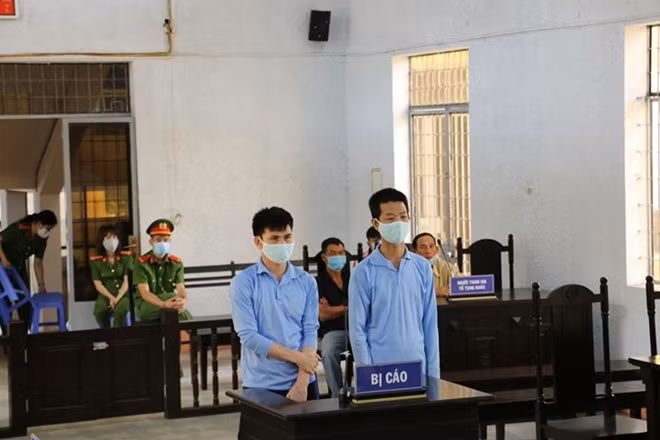 Hai bị cáo Tùng và Bình tại phiên xét xử