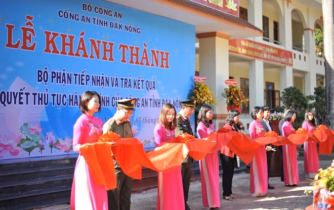 Các đại biểu cắt băng khánh thành tại buổi lễ