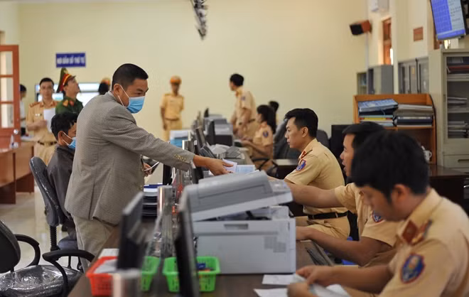 Người dân đến làm thủ tục tại bộ phận một cửa Công an tỉnh ngay trong sáng nay