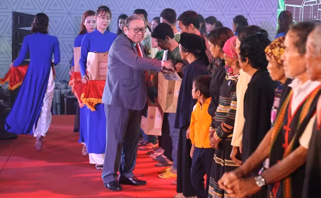 Đại diện lãnh đạo trao quà của Thủ tướng cho người nghèo tại buổi lễ