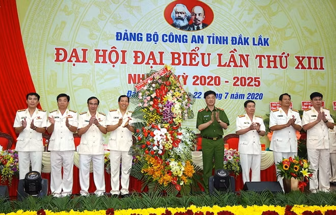 Thứ trưởng Nguyễn Duy Ngọc tặng hoa chúc mừng Đại hội