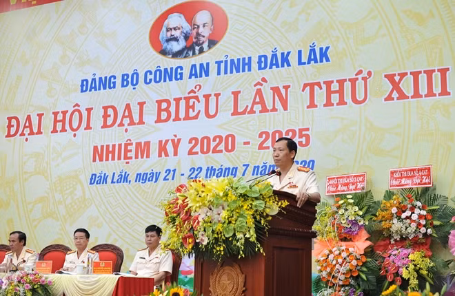 Đại tá Lê Văn Tuyến, Giám đốc Công an tỉnh phát biểu điều hành Đại hội