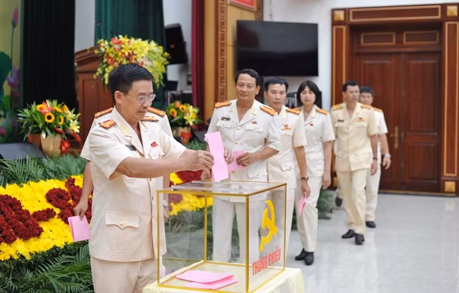 Các đại biểu bỏ phiếu bầu Ban Chấp hành Đảng bộ Công an tỉnh và Đoàn đại biểu đi dự Đại hội Đảng bộ tỉnh lần thứ XVII