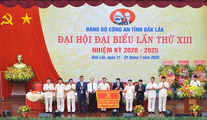 Ban Chấp hành Đảng bộ tỉnh Đắk Lắk tặng Cờ chúc mừng Đại hội
