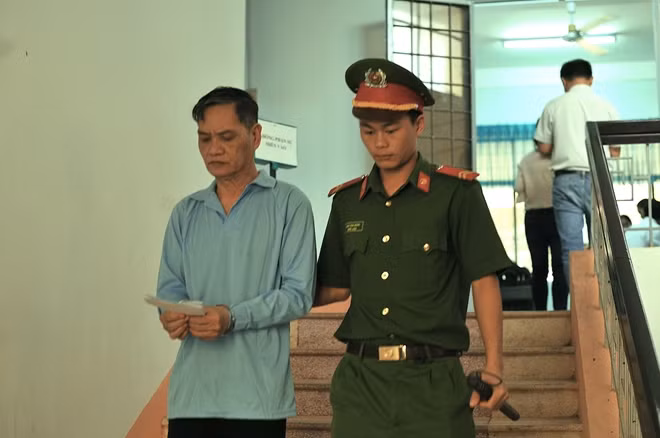 Bị cáo Thuỷ được dẫn giải về lại Trại tạm giam