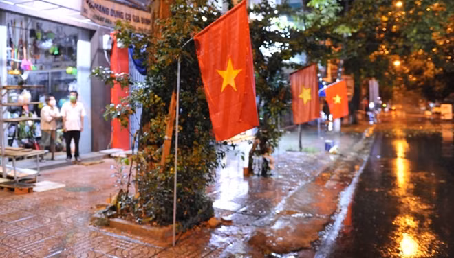 Gần đến giờ dỡ bỏ phong tỏa, nhiều người dân vẫn thức để đón chờ giây phút chia vui