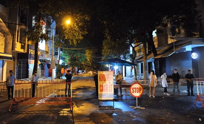 22h khuya 16/8, các lực lượng chức năng có mặt trên đường Hoàng Diệu để chuẩn bị công tác dỡ bỏ phong tỏa
