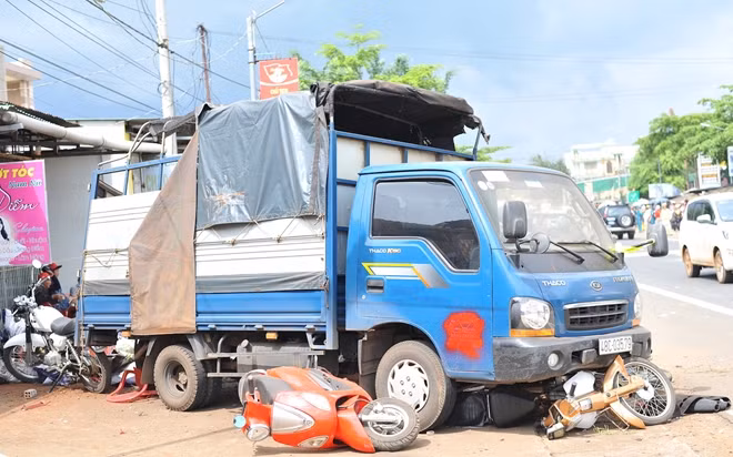 Một trong 2 chiếc xe tải bị tông