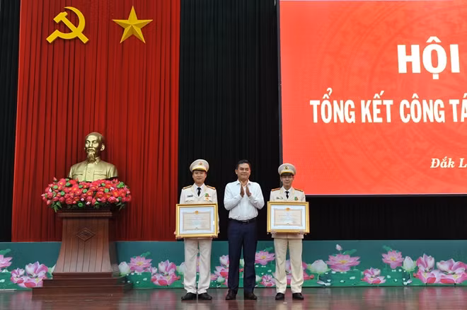 Thừa uỷ quyền Chủ tịch nước, đại diện lãnh đạo tỉnh Đắk Lắk trao Huân chương cho các cá nhân.