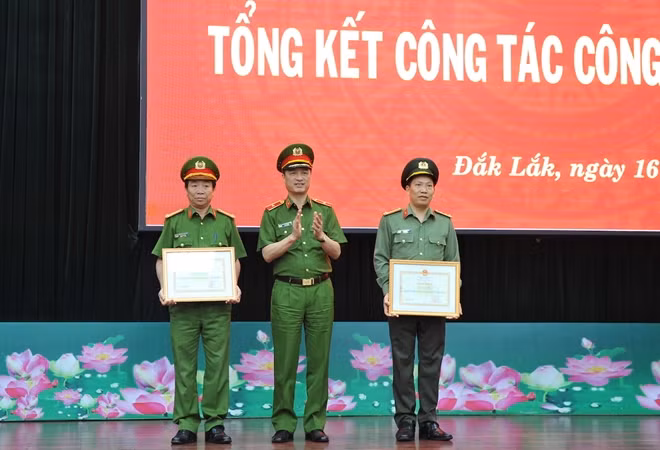 Thứ trưởng Nguyễn Duy Ngọc trao Bằng khen của Bộ trưởng Bộ Công an tặng các cá nhân.