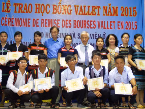 GS Odon Vallet và GS Trần Thanh Vân trao học bổng cho học sinh, sinh viên.