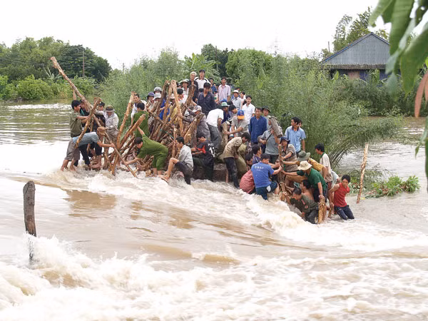Giúp dân chống lũ. Ảnh: Tiến Tầm.