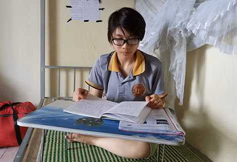 Phạm Thị Huế tại căn phòng trọ trên phố Cửu Việt.