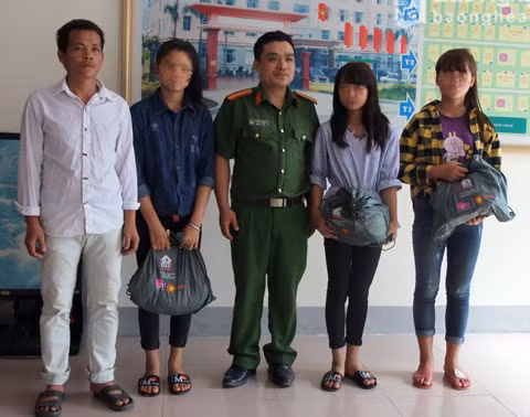 Cảnh sát hình sự, Công an tỉnh Nghệ An trao trả 3 nữ sinh về với gia đình.