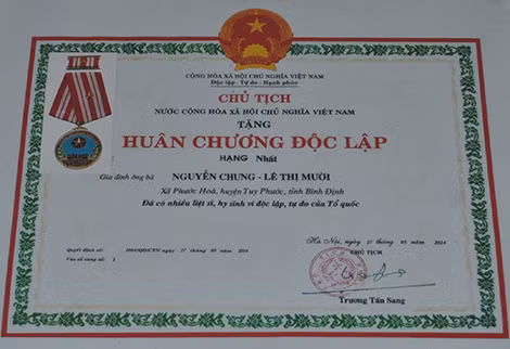 Gia đình liệt sĩ Nguyễn Chưng được Nhà nước trao tặng Huân chương Độc lập hạng Nhất. Gia đình liệt sĩ Nguyễn Chưng được Nhà nước trao tặng Huân chương Độc lập hạng Nhất.