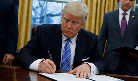 Tổng thống Mỹ Donald Trump ký sắc lệnh rút khỏi hiệp định TPP. Tổng thống Mỹ Donald Trump ký sắc lệnh rút khỏi hiệp định TPP.