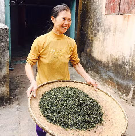 Cô Đào vui vẻ với mẹt chè thơm.