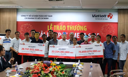 2 khách hàng TP HCM và 1 khách hàng Long An đến nhận giải ngày 8-2. 2 khách hàng TP HCM và 1 khách hàng Long An đến nhận giải ngày 8-2.
