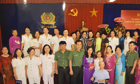 Nữ Công an chi viện chiến trường miền Nam thời kỳ kháng chiến chống Mỹ họp mặt nhân dịp kỷ niệm 50 năm thành lập Trường nữ trinh sát đặc biệt - trường Y. Nữ Công an chi viện chiến trường miền Nam thời kỳ kháng chiến chống Mỹ họp mặt nhân dịp kỷ niệm 50 năm thành lập Trường nữ trinh sát đặc biệt - trường Y.