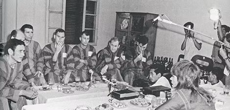 Ông Walter Eugene Wilber cùng các tù binh phi công Mỹ trong cuộc gặp với Jane Fonda. Ảnh: Chu Chí Thành.