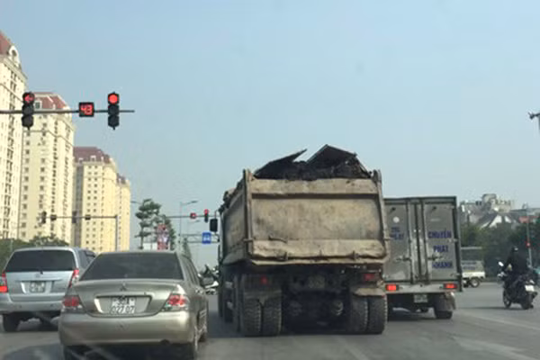 Xe chở quá tải đã gây thiệt hại nghiêm trọng về kết cấu hạ tầng giao thông.