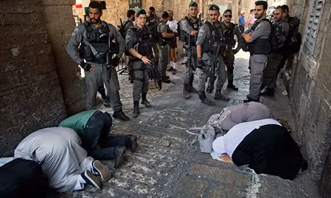 Người dân Palestin phải hành lễ ở ngoài khu đền thờ Hồi giáo Al-Aqsa. Ảnh: Dawn. Người dân Palestin phải hành lễ ở ngoài khu đền thờ Hồi giáo Al-Aqsa. Ảnh: Dawn.