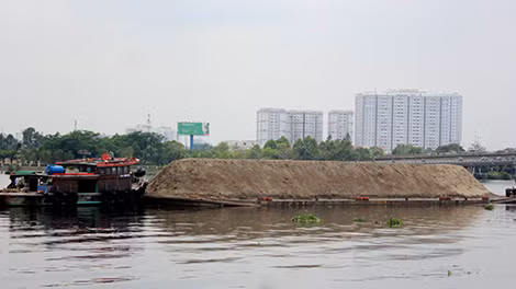 Vận chuyển cát trên sông Sài Gòn.