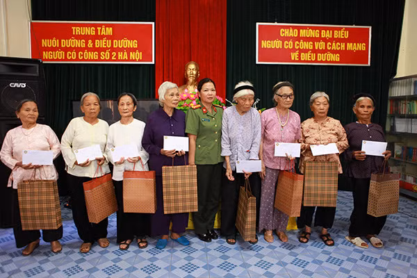 Đại diện Hội phụ nữ Học viện ANND thăm và tặng quà cho các Mẹ Việt Nam anh hùng và người có công với cách mạng.