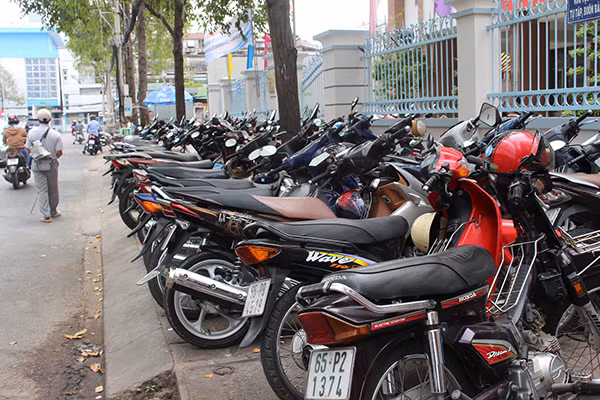 Xe máy lấn chiếm vỉa hè trên đường Trần Khánh Dư (TP Cần Thơ).