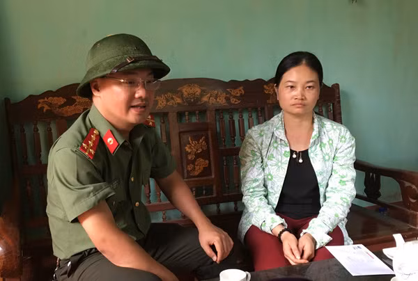Đại diện Báo CAND thăm hỏi và tặng quà Trường Tiểu học và Trung học cơ sở Thị trấn Mù Cang Chải.