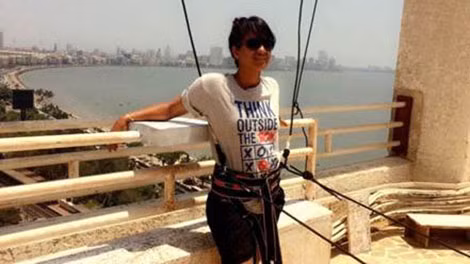 Geeta Tandon khi sắp thực hiện một cảnh quay mạo hiểm. Geeta Tandon khi sắp thực hiện một cảnh quay mạo hiểm.
