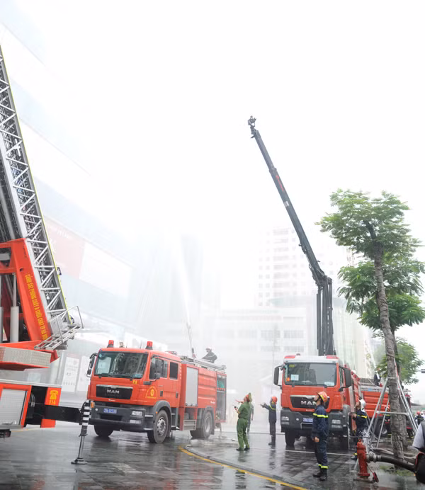 Lực lượng chữa cháy dùng thang phun nước dập tắt đám cháy